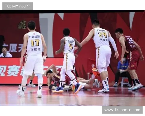 贺希宁：力争季后赛突破 常规赛表现令人满意